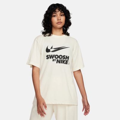 Nike W Nsw Tee Bf Gls in 113 coconut milk/black