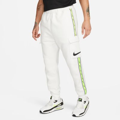 He.-Trainings-Hose M NSW REPEAT SW FLC C<br>Nike Sportswear Repeatbr Mens Fleece Cargo Pantsbr Ever wish your<br>favorite sweats offered a little extra space to keep your essentials<br>close. Meet the Nike Sportswear Cargo Pants. Made from soft fleec in 1