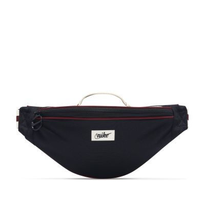 Ux.-GÔø?rteltasche NK HERITAGE S WSTPCK -<br>Die Nike Heritage Retro HÔø?fttasche zeigt klassischen Style und ist<br>klein, aber oho. Sie verfÔø?gt Ôø?ber ein gerÔø?umiges Fach fÔø?r alle<br>Essentials, wenn sperrige Taschen nicht funktionieren. Der in 0