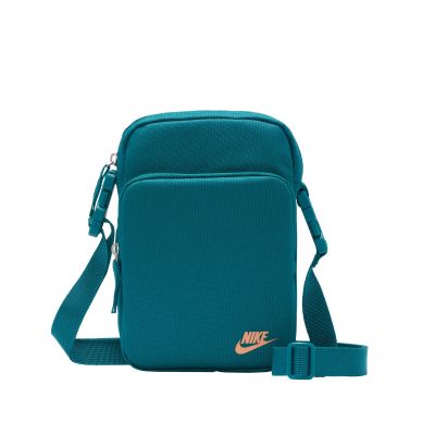 Ux.-G?ºrteltasche NK HERITAGE CROSSBODY<br>bEINFACH PERFEKT F?úR DEINE ESSENTIALS.bbr Als Alternative zur<br>klassischen H?ºfttasche bietet die Nike Heritage Crossbody Tasche<br>praktischen Stauraum in einem ?ºber der H?ºfte getragenen Design. Ein<br in 3