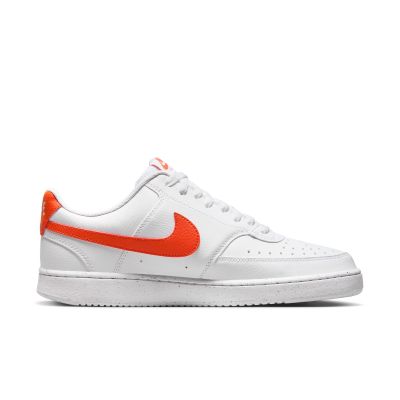 He.-Freizeit-Schuh NIKE COURT VISION LO<br>Du bist in den klassischen Look des Basketballs<br>der 80er Jahre verliebt, magst aber auch die rasante Kultur des<br>heutigen Spiels. Hier ist der Nike Court Vision Low. Die Neuauflage<br>eines Klassikers b in 1